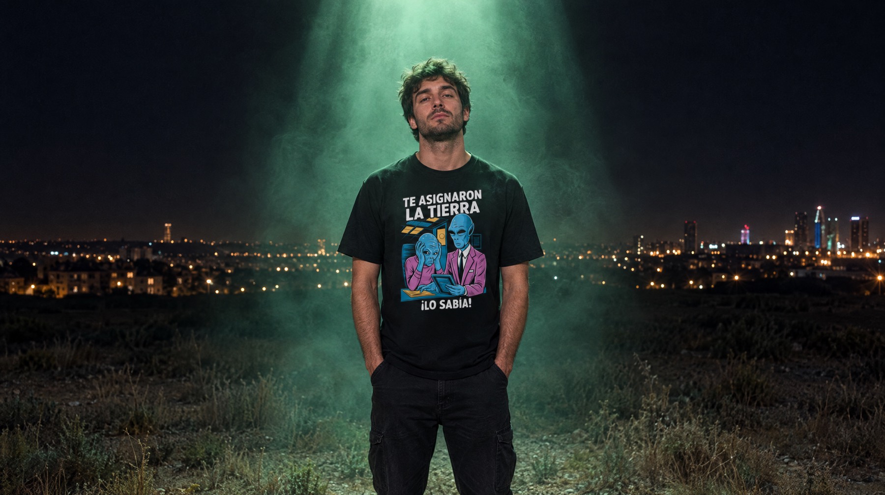 Un chico con la camiseta «Te asignaron la Tierra» bajo un haz de luz verde, de noche